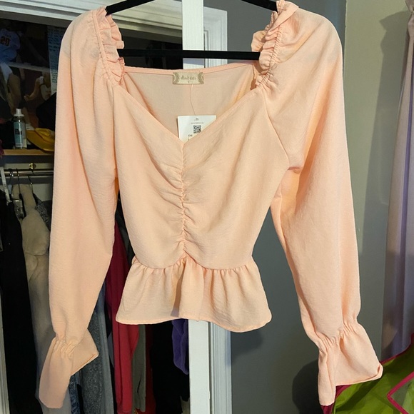 Cute going out shirt or for a nice dinner. - Picture 1 of 6